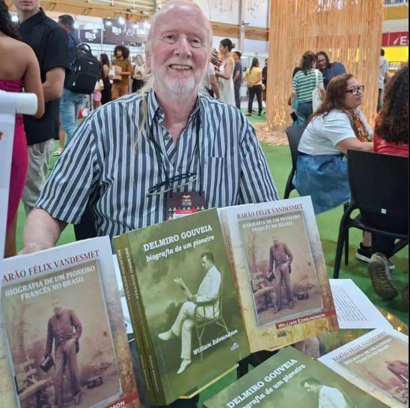 O historiador William Edmundson com um descendente do Barão Félix Vandesmet, na Bienal Internacional do Livro em Maceió, novembro de 2025.