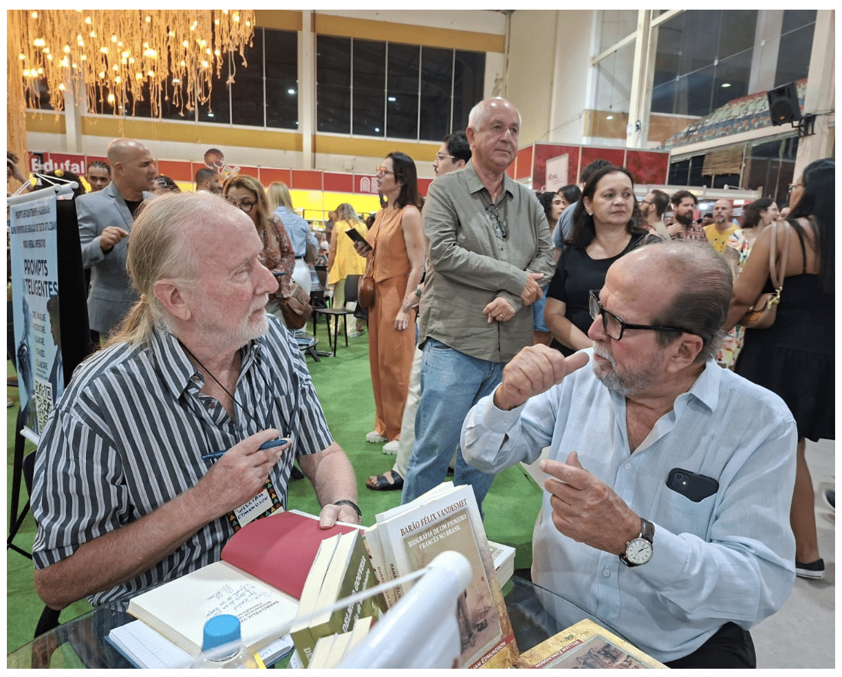 O historiador William Edmundson com um descendente do Barão Félix Vandesmet, na Bienal Internacional do Livro em Maceió, novembro de 2025.