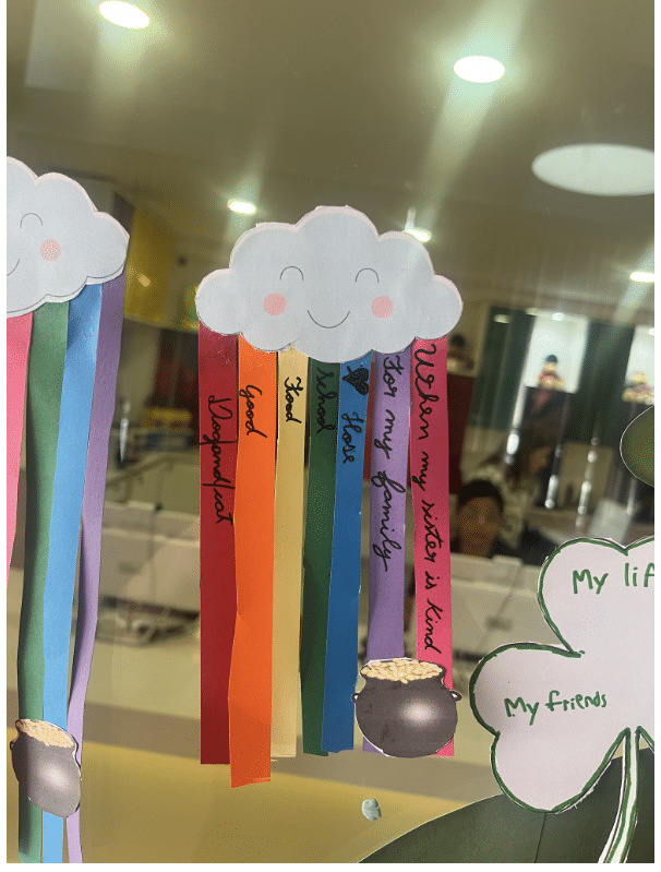 desenho aluno cultura inglesa, uma nuvem com fitas coloridas